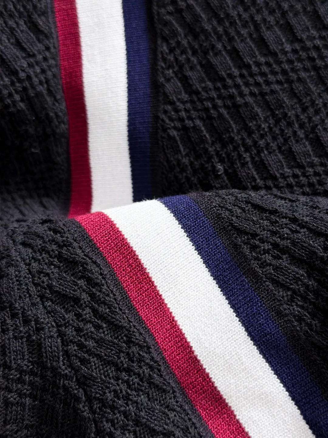 Next day delivery P165 High Quality Mouth Covered 2026 Summer New Arrival Men's Short Sleeve T-shirt Made of combed cotton yarn knitted cotton fabric, pure cotton high weight special yarn, it feels full of weight when weighed, and the upper body is more textured than ordinary T-shirts. This texture can cope with the weather easily and is suitable for both hot and cold! The pattern on the chest adopts three-dimensional embroidery technology, and is perfectly produced stitch by stitch with reference to the original version! Loose fit design, looks noble. Size: M to XXXL
